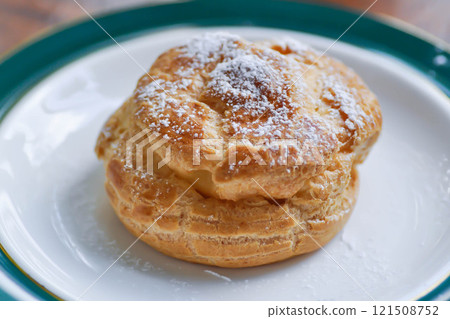 choux cream or cream puff, eclair choux cream or cream puff, eclair 121508752