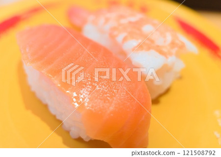 一盤美味的傳送帶壽司-鮭魚，蝦 121508792