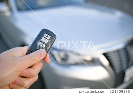 拿著車鑰匙的手 拿著車鑰匙的手 121509186