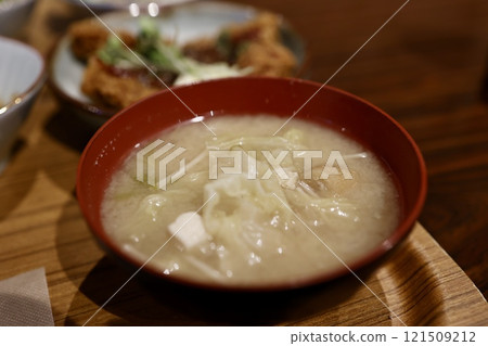 豆腐、高麗菜和炸豆腐味噌湯 121509212