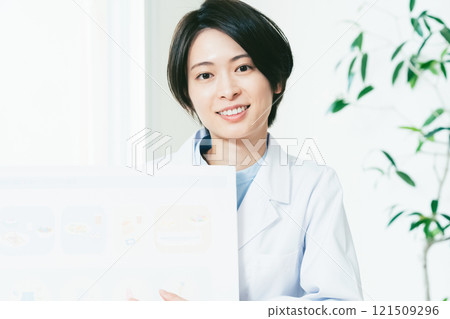 女營養師進行營養指導 121509296