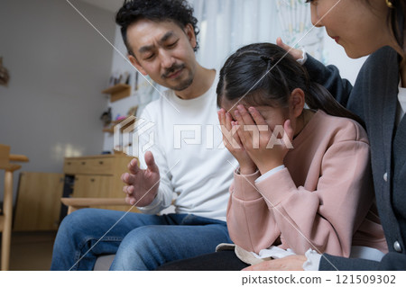 一個哭泣的孩子，擔心和悲傷，父母安慰她，一個欺凌和擔心的形象 121509302