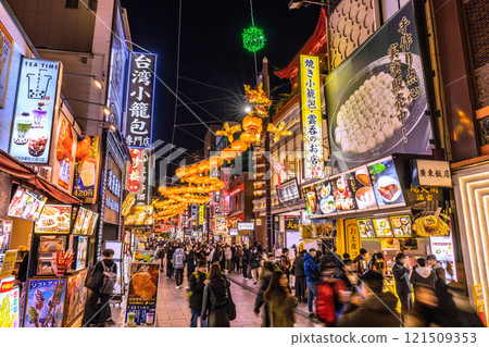 日本橫濱城市景觀 2025 年春節燈光。眺望夜色中的唐人街大道和龍燈......走向一個閃耀希望的時代 121509353