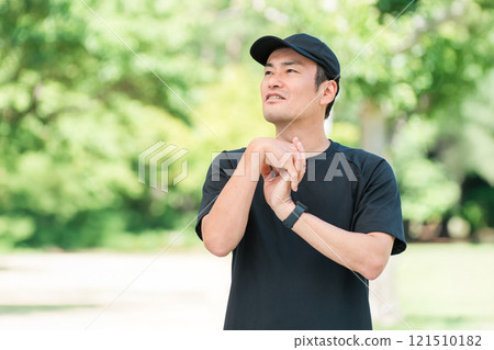 中年男子在公園裡伸展、運動、熱身和鍛煉 121510182