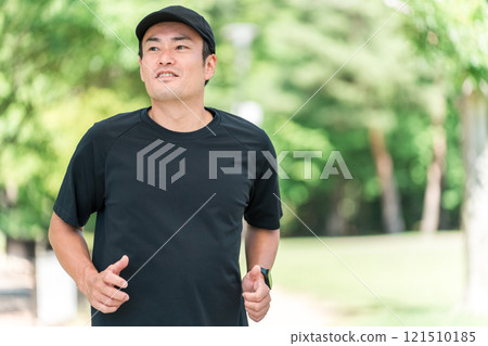 亞洲男子在公園運動、跑步、慢跑、散步和訓練 121510185