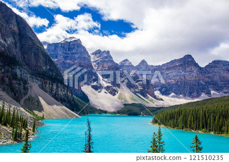 Spectacular Canadian Rockies scenery: Moraine Lake 121510235