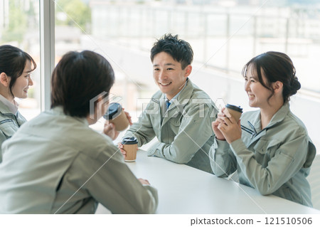 Engineers and workers taking a break, meeting or discussing at factories and small businesses (architecture, construction, development, real estate, electrical work) 121510506