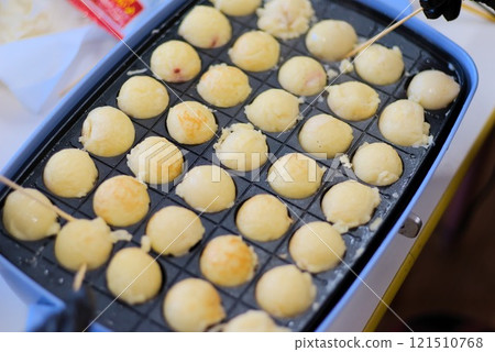 Nearly finished! Lots of takoyaki lined up! Nearly finished! Lots of takoyaki lined up! 121510768