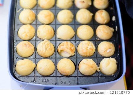 Nearly finished! Lots of takoyaki lined up! Nearly finished! Lots of takoyaki lined up! 121510770