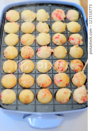 Nearly finished! Lots of takoyaki lined up! 121510773