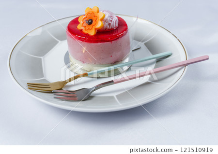 A cute mousse cake decorated with flowers 121510919