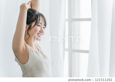 醒來時在窗簾前暴露在早晨陽光下的女人(脫髮,腋下) 醒來時在窗簾前暴露在早晨陽光下的女人(脫髮,腋下) 121511202
