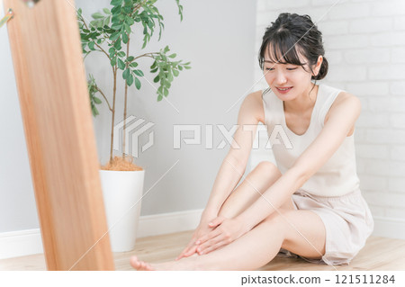 一個微笑的日本女人，在家通過足部護理和按摩解決了水腫問題 121511284
