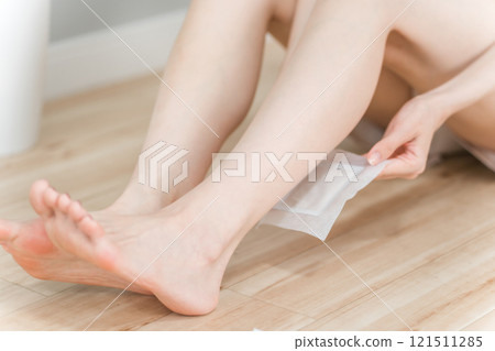 Asian woman who sticks a tree sheet to prevent swelling on her legs and calves (foot care) Asian woman who sticks a tree sheet to prevent swelling on her legs and calves (foot care) 121511285