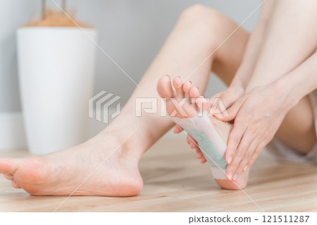 Asian woman who sticks a tree sheet to prevent swelling on her legs and calves (foot care) Asian woman who sticks a tree sheet to prevent swelling on her legs and calves (foot care) 121511287