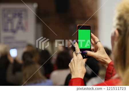 Engaging Audit with Mobile Devices at Events for Enhanced Audience Experience and Interaction Engaging Audit with Mobile Devices at Events for Enhanced Audience Experience and Interaction 121511723