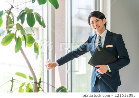 A businessman showing windows, doors, sashes, glass doors, and keys (plastic sashes, energy-saving standards) 121512093