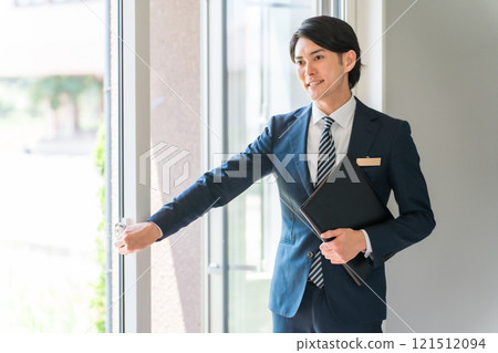 A businessman showing windows, doors, sashes, glass doors, and keys (plastic sashes, energy-saving standards) A businessman showing windows, doors, sashes, glass doors, and keys (plastic sashes, energy-saving standards) 121512094