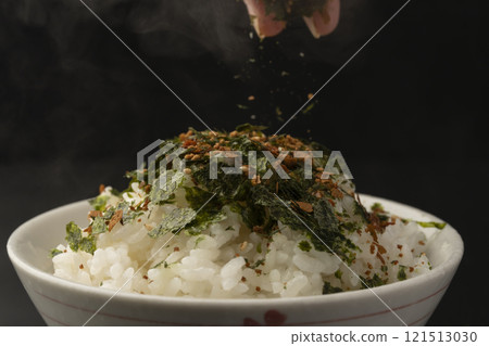 將香松撒在米上 將香松撒在米上 121513030