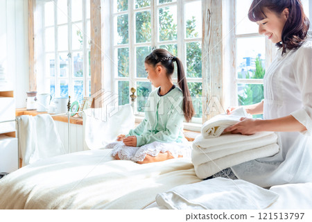 著名父母和孩子在床上拍手洗衣店 著名父母和孩子在床上拍手洗衣店 121513797