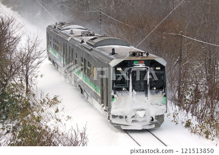 Local train on the snowy Hakodate Main Line H100 DECMO Hokkaido Shinkansen Parallel conventional line Bus conversion Discontinued 121513850