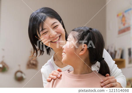 母親稱讚她的女兒 121514098