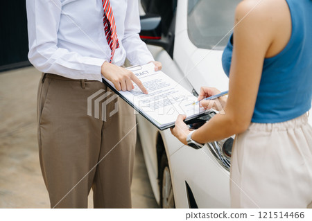 Customers and car insurance agents have entered into agreements and signed documents to claim compensation 121514466