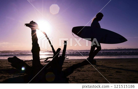 Surfer walking on the beach 121515186