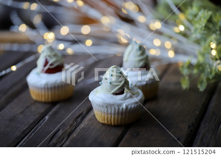 聖誕節用米粉製作的巧克力草莓紙杯蛋糕 121515204