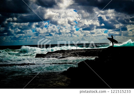 衝浪者在洶湧的海浪中 121515233