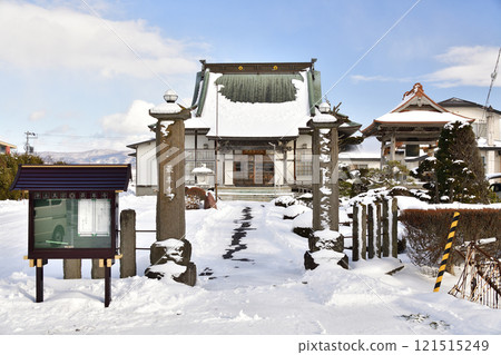Photographing the grounds of Daisenzan Saisonji Temple in Hokuto City in winter Photographing the grounds of Daisenzan Saisonji Temple in Hokuto City in winter 121515249