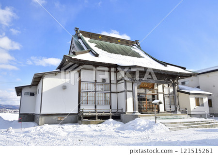 Photographing the grounds of Daisenzan Saisonji Temple in Hokuto City in winter Photographing the grounds of Daisenzan Saisonji Temple in Hokuto City in winter 121515261