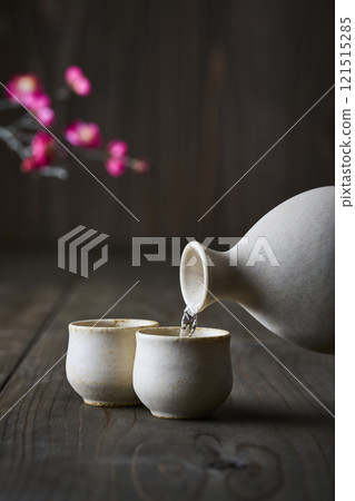 Scene of drinking Japanese sake Kobai 121515285