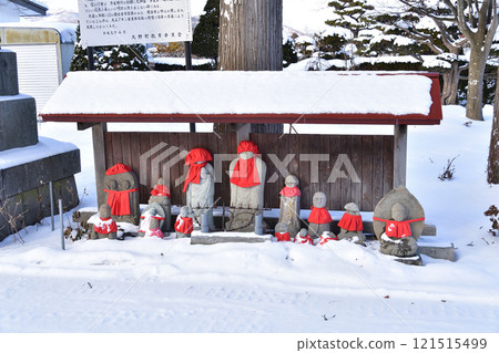 拍攝北海道北斗市小野山興勝寺院內的冬季風景 拍攝北海道北斗市小野山興勝寺院內的冬季風景 121515499