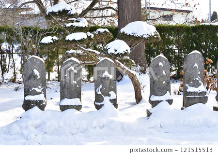 Photographing the grounds of Koshoji Temple on Mount Ohya in Hokuto, Hokkaido in winter Photographing the grounds of Koshoji Temple on Mount Ohya in Hokuto, Hokkaido in winter 121515513