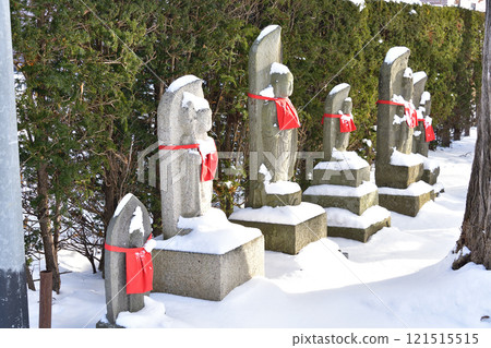 Photographing the grounds of Koshoji Temple on Mount Ohya in Hokuto, Hokkaido in winter Photographing the grounds of Koshoji Temple on Mount Ohya in Hokuto, Hokkaido in winter 121515515