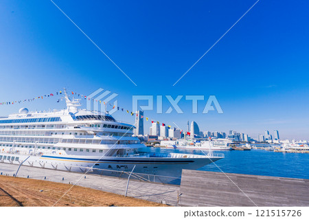 (Kanagawa Prefecture) Bow of the Asuka II moored at Osanbashi Pier in Yokohama Port 121515726