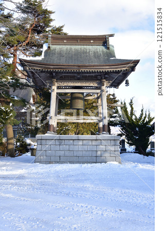 Photographing the grounds of Daigoji Temple on Mt. Kotoku in Hokuto, Hokkaido in winter 121515834