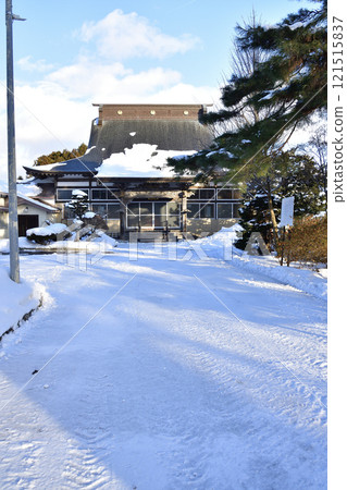 Photographing the grounds of Daigoji Temple on Mt. Kotoku in Hokuto, Hokkaido in winter 121515837