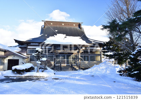 Photographing the grounds of Daigoji Temple on Mt. Kotoku in Hokuto, Hokkaido in winter 121515839