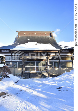 Photographing the grounds of Daigoji Temple on Mt. Kotoku in Hokuto, Hokkaido in winter Photographing the grounds of Daigoji Temple on Mt. Kotoku in Hokuto, Hokkaido in winter 121515841