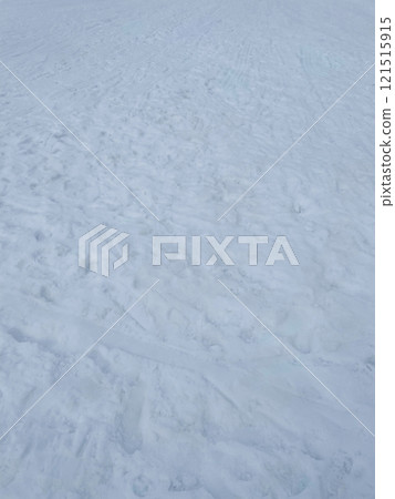 厚厚的雪和許多腳印 厚厚的雪和許多腳印 121515915