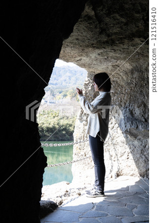 一個女人站在藍洞明亮的窗戶旁 一個女人站在藍洞明亮的窗戶旁 121516410