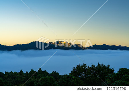 【日本名城100選】津和野城跡8 漂浮在秋季雲海中的島根縣和井郡津和野町 121516798