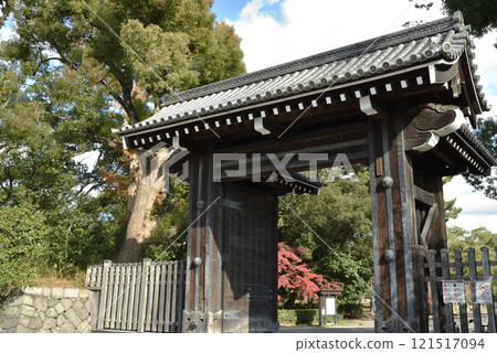 Kyoto Imperial Palace: Shimodachiuri Gate in autumn (Kamigyo Ward, Kyoto City) 121517094