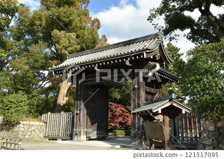 Kyoto Imperial Palace: Shimodachiuri Gate in autumn (Kamigyo Ward, Kyoto City) Kyoto Imperial Palace: Shimodachiuri Gate in autumn (Kamigyo Ward, Kyoto City) 121517095