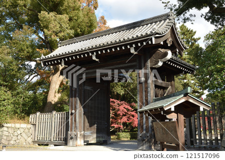 Kyoto Imperial Palace: Shimodachiuri Gate in autumn (Kamigyo Ward, Kyoto City) 121517096
