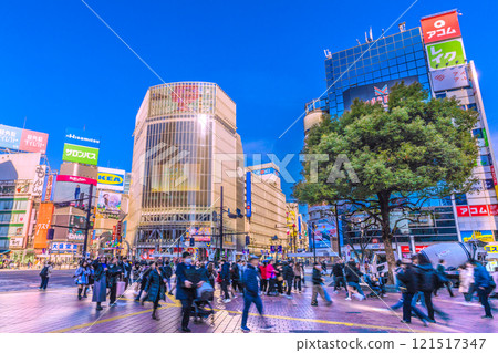 日本東京都市風景一線希望…澀谷站前擠滿了外國遊客。祝新時代好運... = 26號 121517347