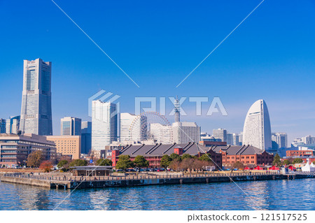 (Kanagawa Prefecture) Ships moored at Yokohama Port's Red Brick Park Pier 121517525