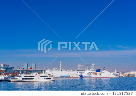 (Kanagawa Prefecture) Ships moored at Yokohama Port's Red Brick Park Pier (Kanagawa Prefecture) Ships moored at Yokohama Port's Red Brick Park Pier 121517527